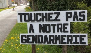 pancartes-et-affiches-proliferent-dans-le-village-de-joncy-pour-garder-ses-gendarmes-photo-a-guyot