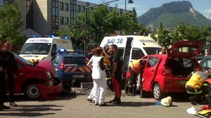 Pris en chasse par les gendarmes, il percute deux voitures à Grenoble