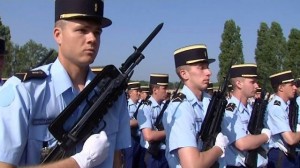 Les élèves de l'école de gendarmerie de Chaumont défilent à Paris ce 14 juillet