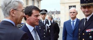 Face aux critiques, Valls se pose en premier flic de France