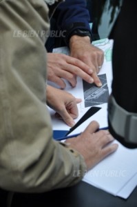 les-negociateurs-s-informent-de-la-cartographie-du-terrain-photo-jerome-delaby (1)