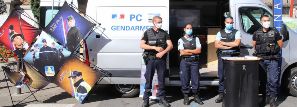 Les gendarmes du poste mobile avancé de la gendarmerie s’étaient installés près du monument aux morts, mercredi matin, lors du marché hebdomadaire.