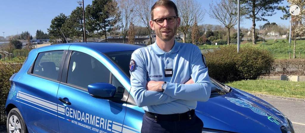 Sylvain Beutler, le lieutenant à la tête de la brigade de gendarmerie de Lamballe près de la nouvelle voiture électrique.