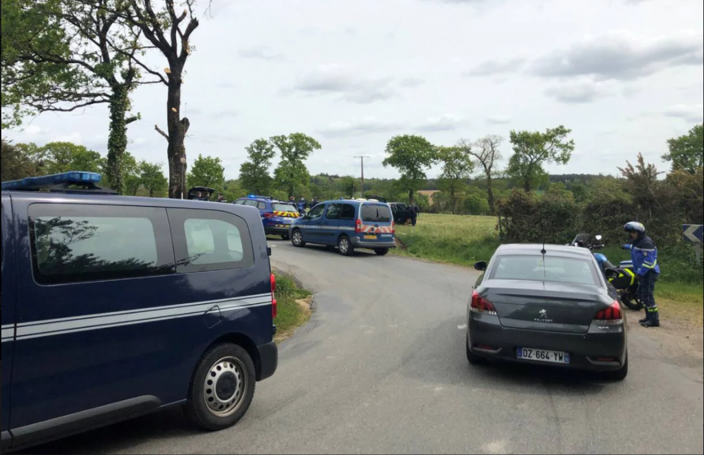 Ce mercredi 5 mai 2021, à 14 h 50, un motard a perdu le contrôle de son véhicule sur la RN166, dans le sens Vannes-Ploërmel (Morbihan). Une voiture a refusé d’obtempérer. Les gendarmes l’ont pris en chasse. La voiture a fini dans un champ.