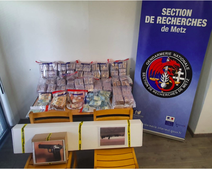 Lors des perquisitions, les enquêteurs ont saisi environ 54 kilos de résine de cannabis.