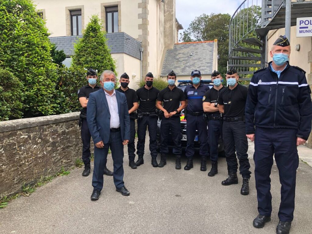 Accueilli par le maire Jean-François Treguer, le général Eric Langlois (à droite) est venu, mardi 17 août 2021 à Lannilis, rencontrer les gendarmes déployés sur le dispositif estival.