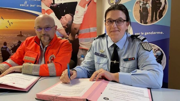 Olivier Hamon, président de la Croix-Rouge en Finistère, avec la colonelle Charlotte Tournant, signent un partenariat entre l’association et la gendarmerie.
